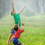 Kinder Glückseligkeit Glück Gras Spiel